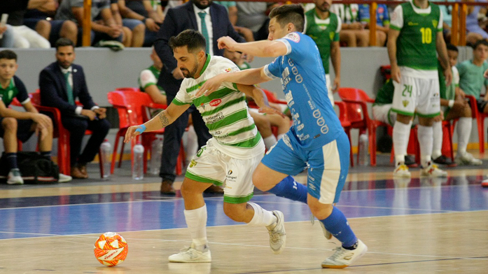 Jesulito, jugador del Córdoba Patrimonio, ante Power, del Noia Portus Apostoli.