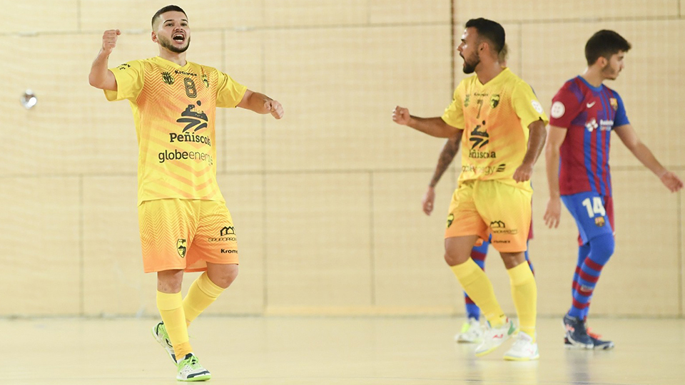 Paniagua, de Peñíscola FS, celebra un gol