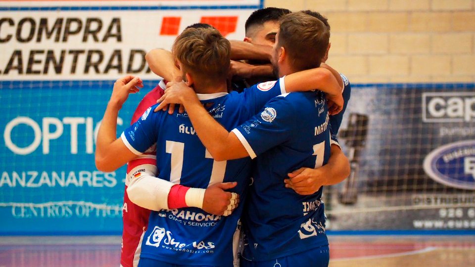 Los jugadores del Quesos El Hidalgo Manzanares celebran un tanto.