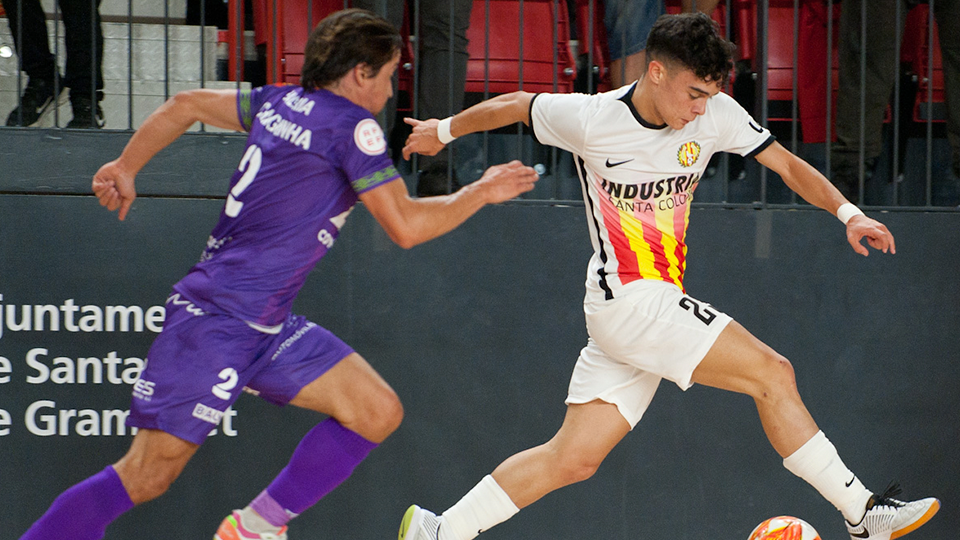 Víctor Ramos, jugador de Industrias Santa Coloma, ante Chaguinha, del Mallorca Palma Futsal.