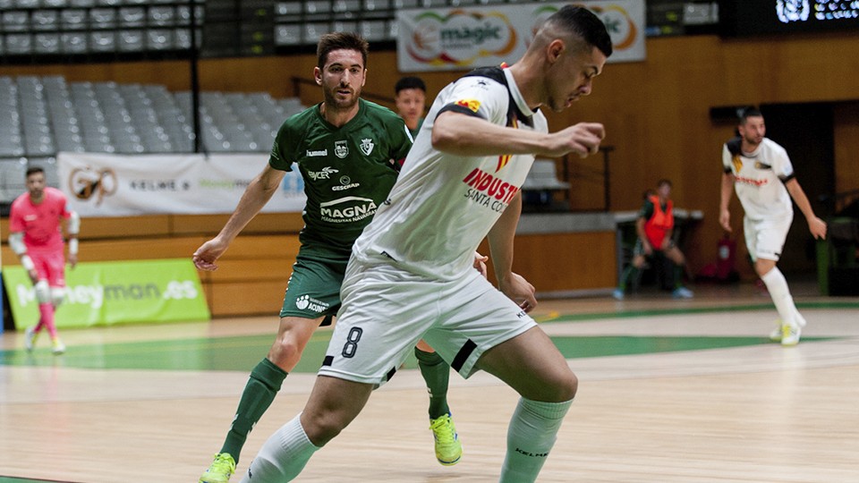 Well, jugador de Industrias Santa Coloma, protege el balón ante Roberto Martil, del CA Osasuna Magna.