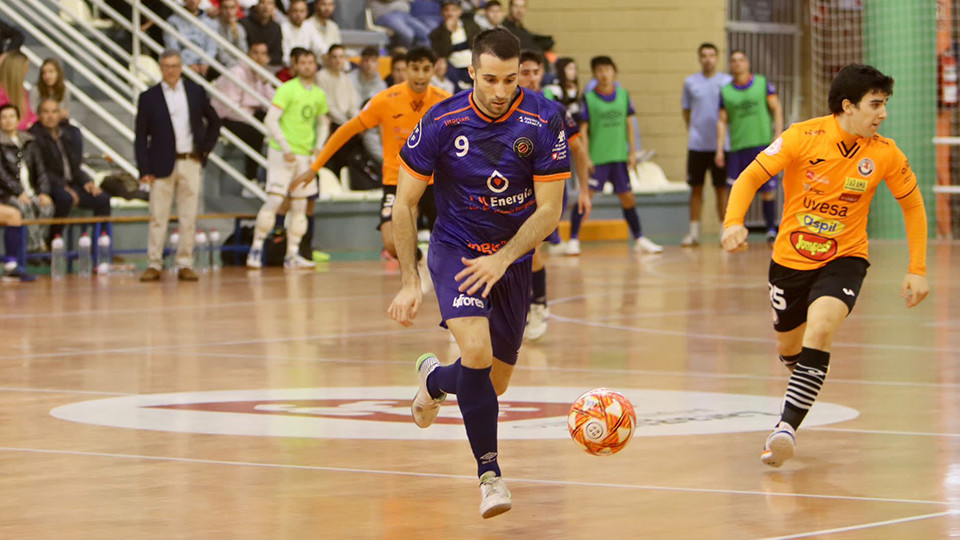 Zucho, del Full Energía Zaragoza, conduce el balón (Fotografía: Andrea Royo López)