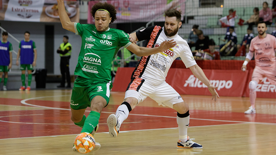 Gadeia, de ElPozo Murcia Costa Cálida, defendiendo a Juninho, de Xota FS