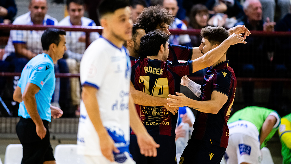 Los jugadores del Levante UD FS celebran un gol contra Quesos El Hidalgo Manzanares