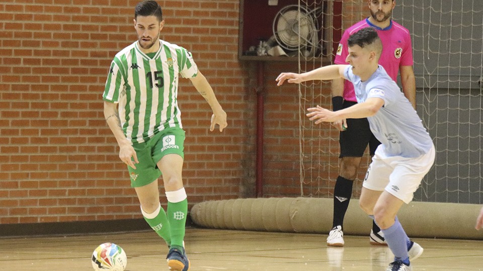Rubén Cornejo, jugador del Real Betis Futsal, encara a Isma, del Santiago Futsal. 
