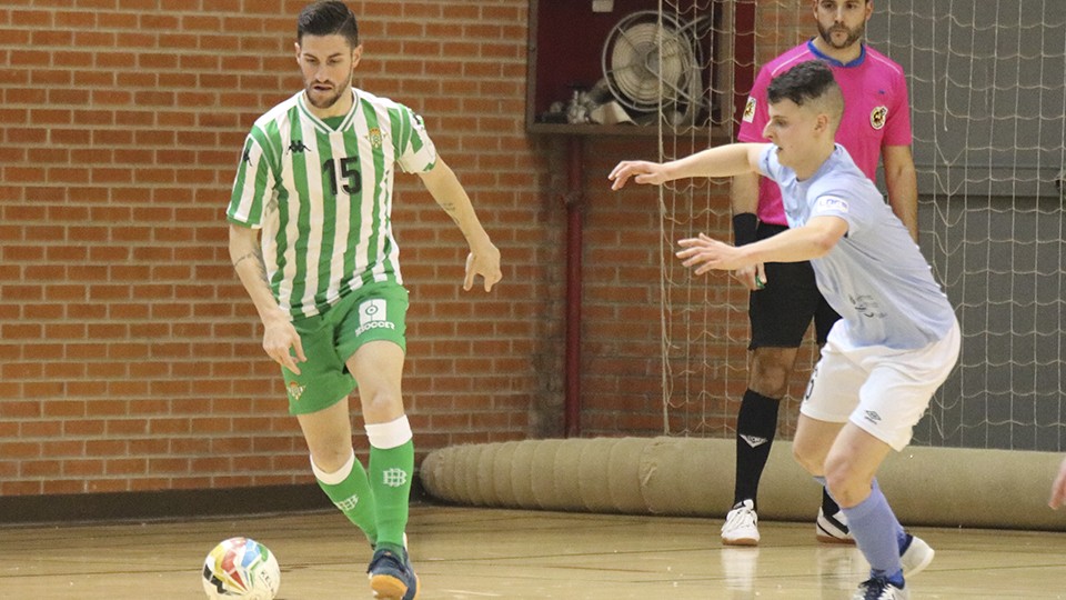 Rubén Cornejo, jugador del Real Betis Futsal, encara a Isma, del Santiago Futsal.