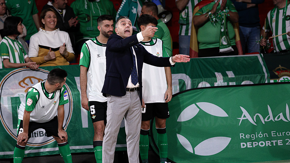 Bruno García, dirigiendo a Real Betis Fustal durante el partido