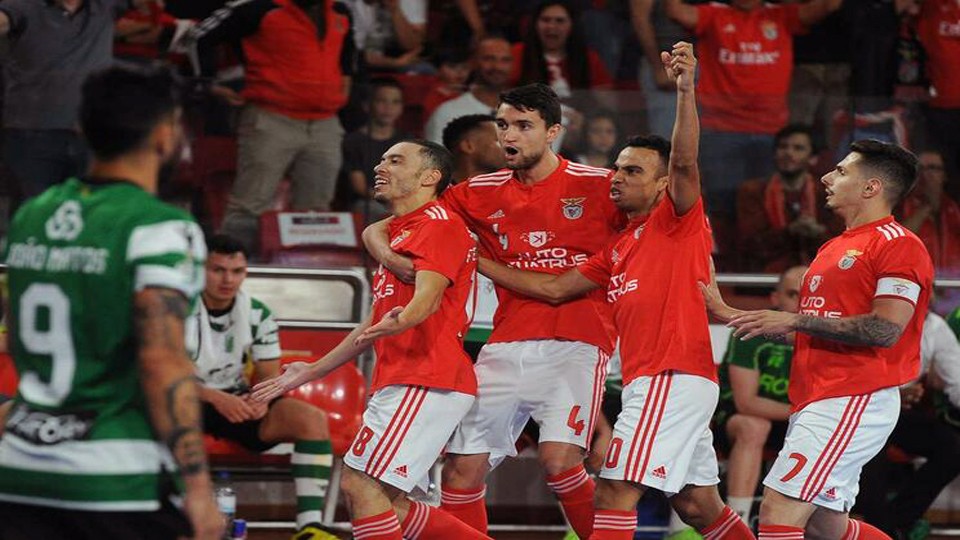 Fernandinho, André Coelho, Robinho y Bruno Coelho celebran un gol del Benfica