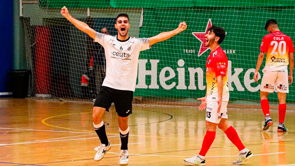 Hugo Alonso, cierre de Unión África Ceutí, celebra un tanto de su equipo