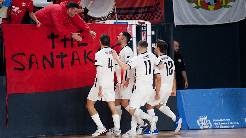 Los jugadores de Industrias Santa Coloma celebran uno de los goles contra Córdoba Patrimonio
