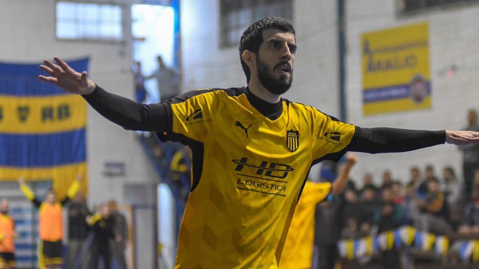 Juan Custodio celebra un gol de Peñarol en Uruguay