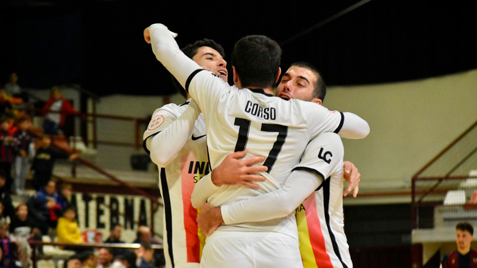Los jugadores de Industrias Santa Coloma celebran un gol