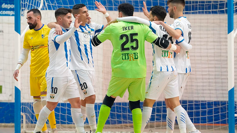 Los jugadores de CD Leganés celebran un gol contra CDE El Valle