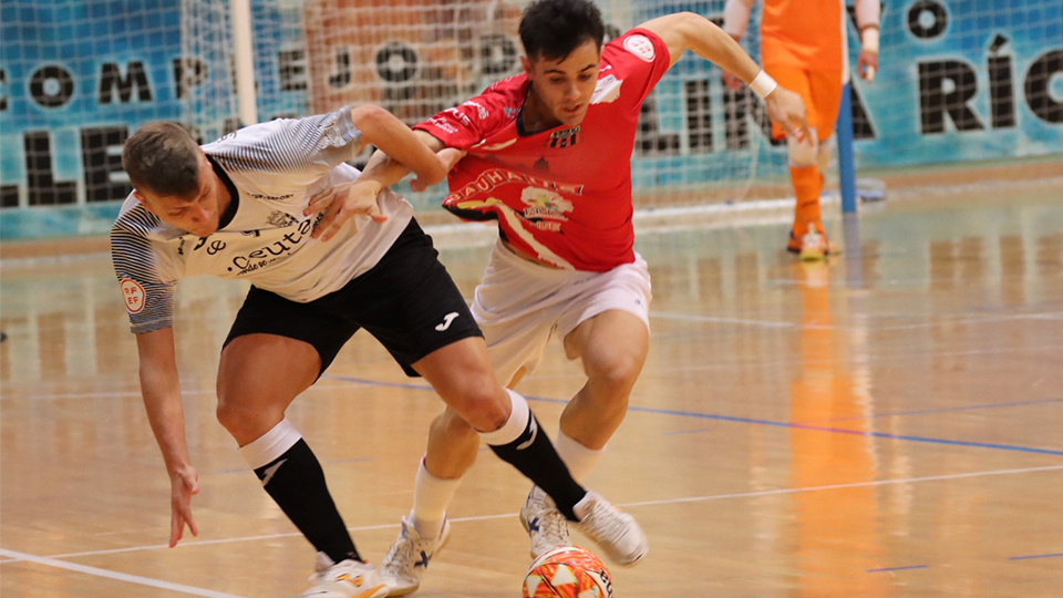 Rivera, jugador de Sala 10 Zaragoza, y Cristian Rubio, de Unión África Ceutí, en una disputa de balón