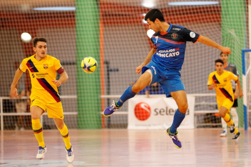 Muniesa, del Azulejos Moncayo Colo Colo, controla el balón 
 Foto: Ruben Losada Fotografiarte