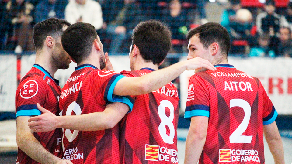 Los jugadores de Colo Colo Zaragoza celebran un tanto (Foto: Adriana Fuste)