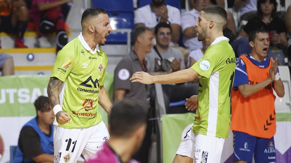 Ximbinha celebra un gol del Palma Futsal 