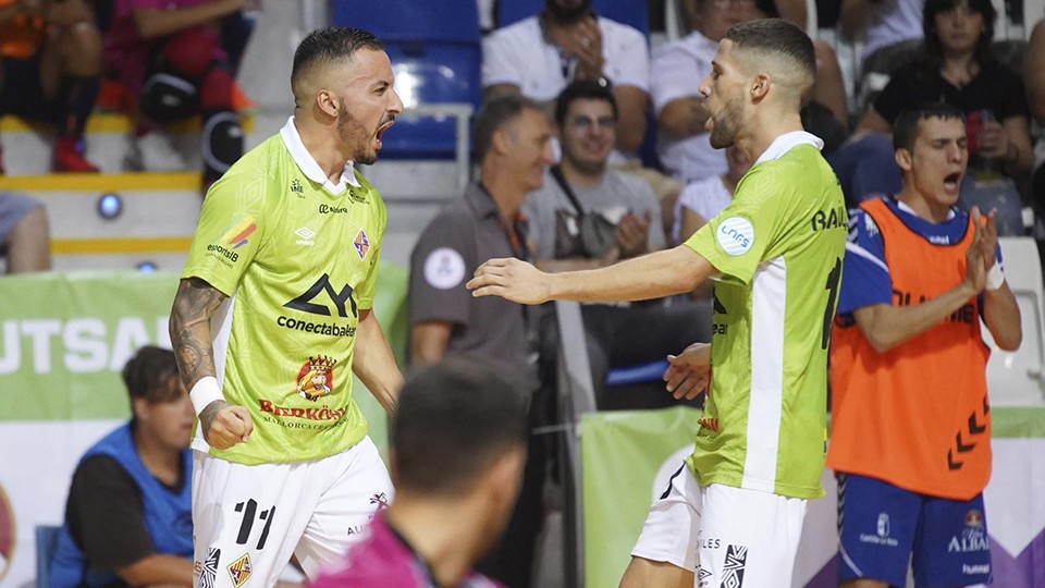 Ximbinha celebra un gol del Palma Futsal