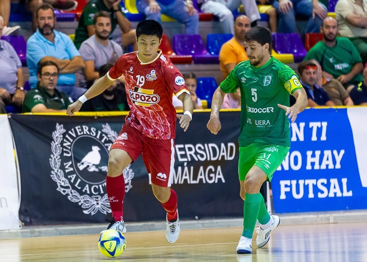 Shimizu, de ElPozo Ciudad de Murcia, conduce el balón ante Miguel Conde, del BeSoccer CD UMA Antequera   Foto: ISO 100 Photo Press