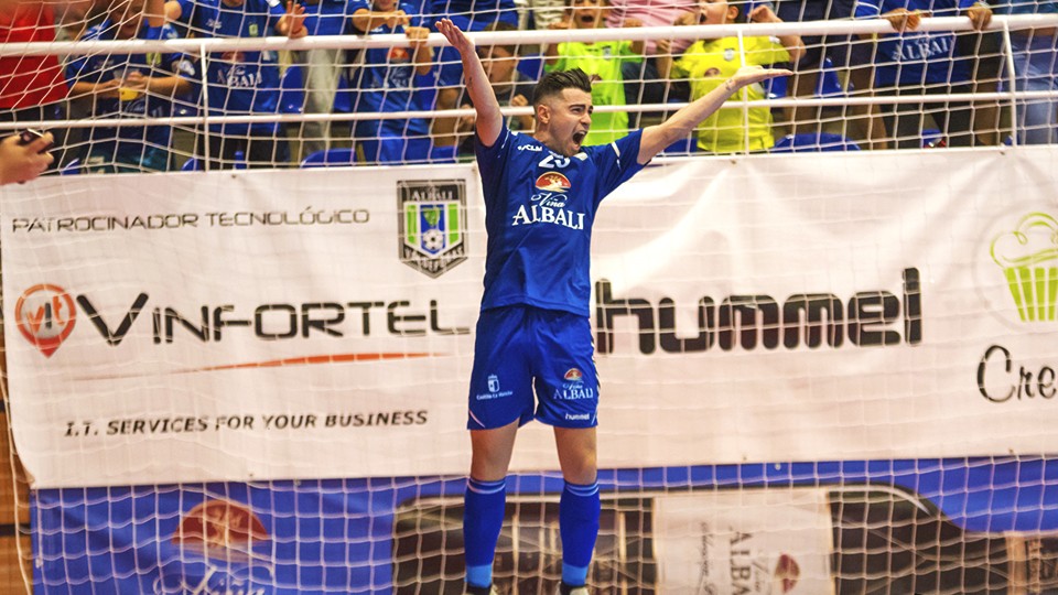 Chino, del Viña Albali Valdepeñas celebra un gol 