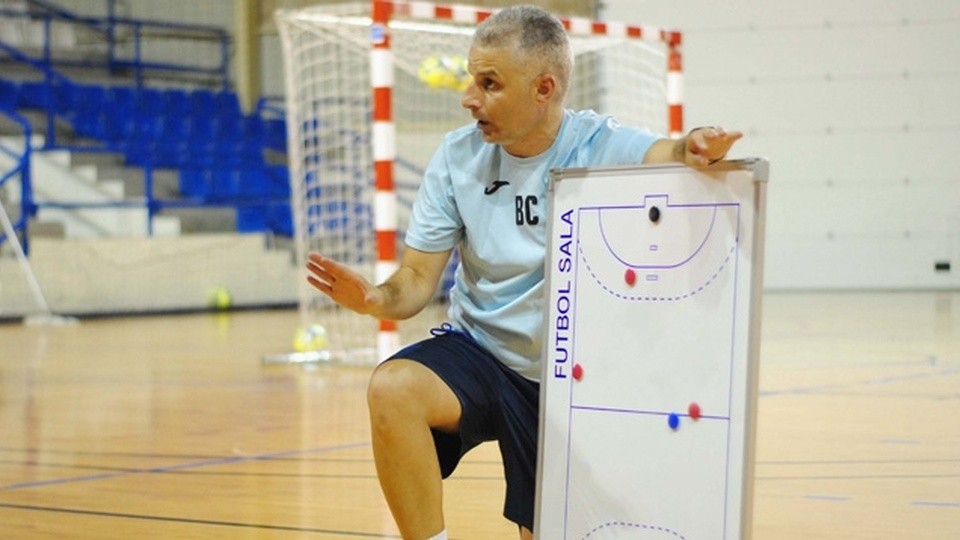 Braulio Correal da instrucciones durante una sesión de entrenamiento 