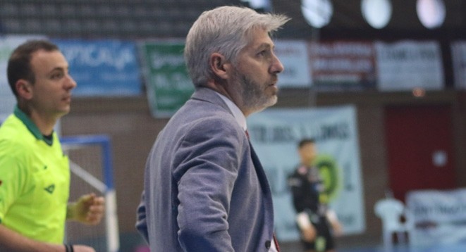 Javi Garrido, entrenador del Software DELSOL Mengíbar, durante un partido