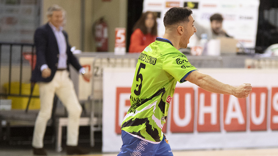 Mateos Flores, del AD Sala 10, celebra un gol (Fotografía: Jorge Vicioso)