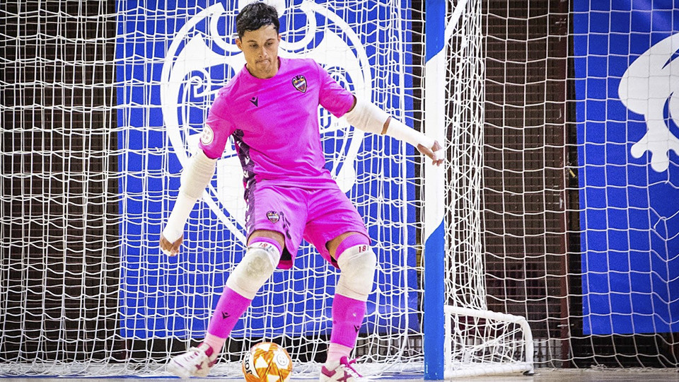 Raúl Jiménez, portero del Levante UD FS, durante un partido