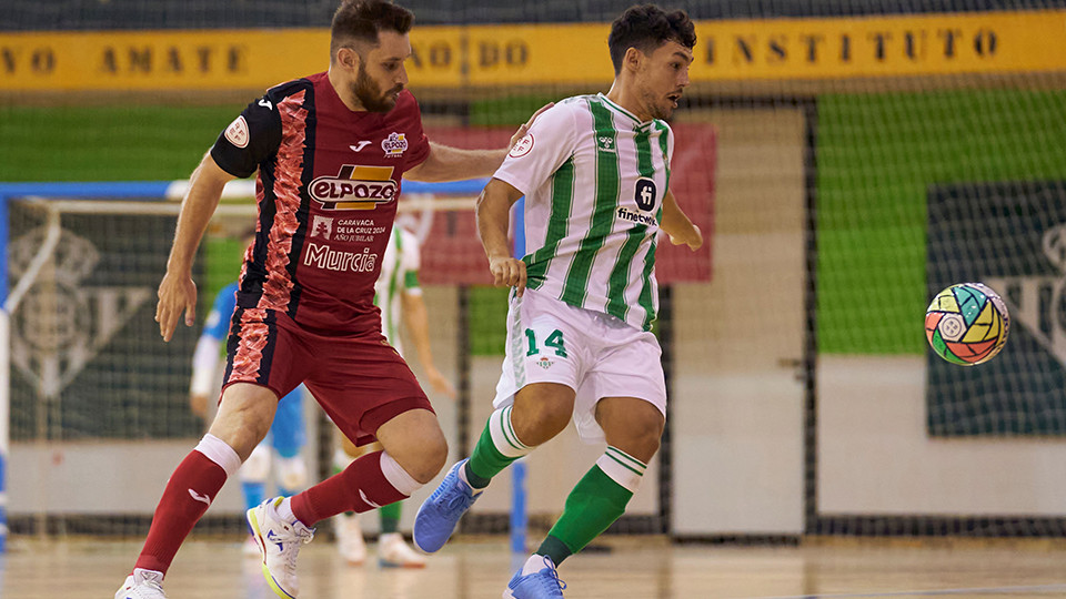 Roger, del Real Betis Futsal, y Gadeia, de ElPozo Murcia Costa Cálida, pugna por el balón