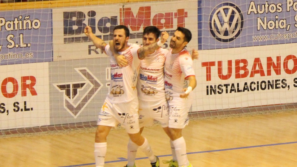 Dani Colorado celebra un tanto junto a sus compañeros