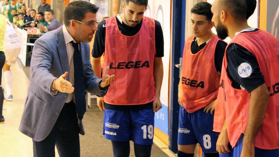 Rubén Barrios da instrucciones a sus jugadores