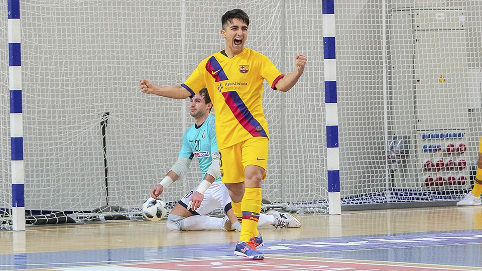 Povill, del Barça celebra un tanto