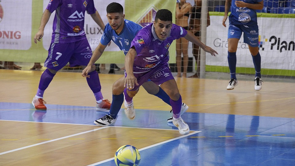 Hamza de Palma Futsal y Claudino de Servigroup Peñíscola disputan un balón