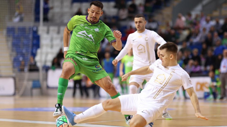 Romulo (Illes Balears Palma Futsal) ante un rival del KSC Lubawa en la Elite Round de la UEFA Futsal Champions League