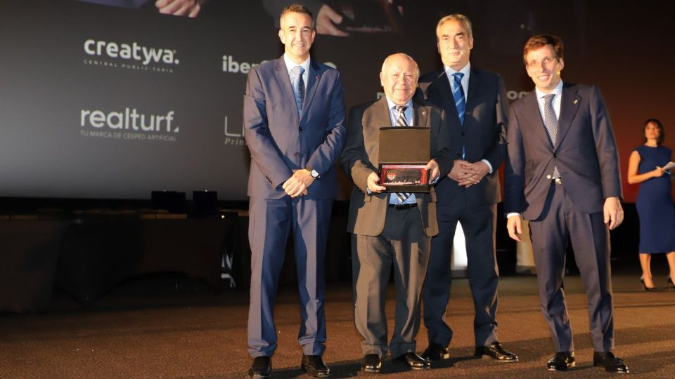 Roberto Gracia, Javier Lozano y José Luis Martínez-Almeida con uno de los premiados en la 33ª edición de la gala anual de la Federación de Fútbol de Madrid