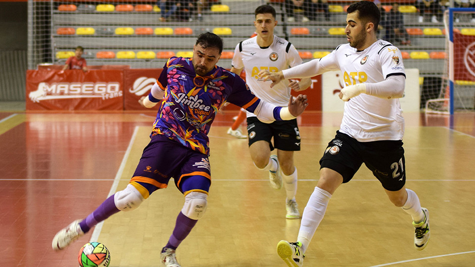Chemi, del Jimbee Cartagena, conduce el balón ante Nacho Gómez, del Ribera Navarra FS