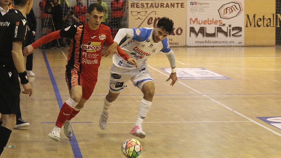 Marcel, de ElPozo Murcia Costa Cálida, conduce el balón ante Pirata, del Noia Portus Apostoli