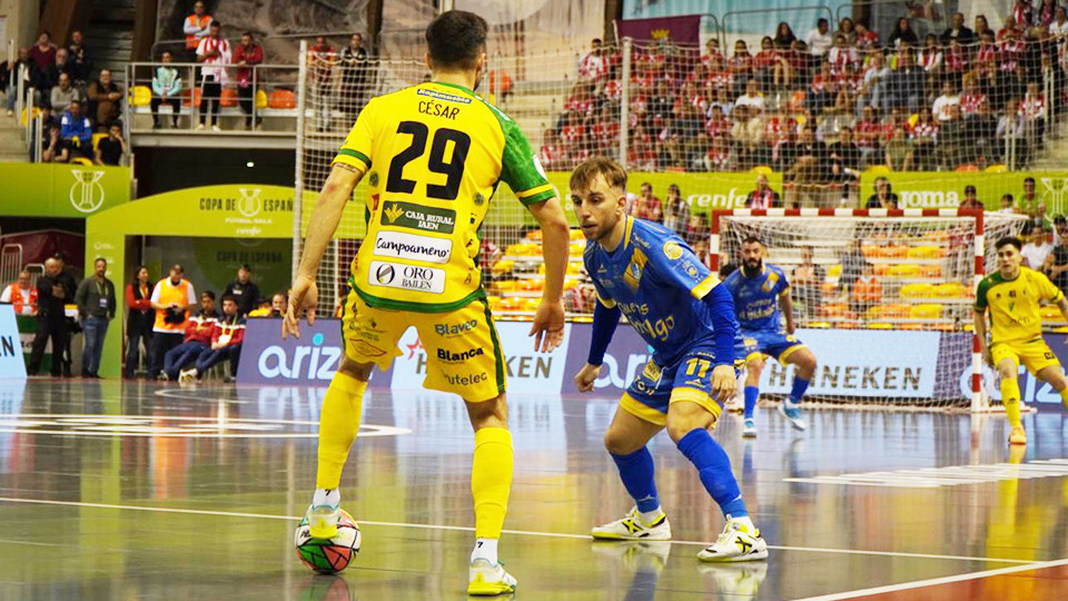 César, de Jaén FS, conduce el balón ante Álvaro López, del Quesos El Hidalgo Manzanares