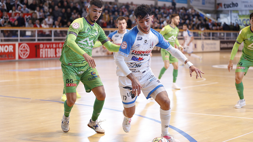 Pirata, del Noia Portus Apostoli, conduce el balón ante Marcelo, del Mallorca Palma Futsal