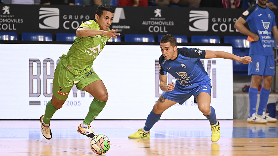 Cléber, del Mallorca Palma Futsal, conduce el balón ante Rubi, del Alzira FS
