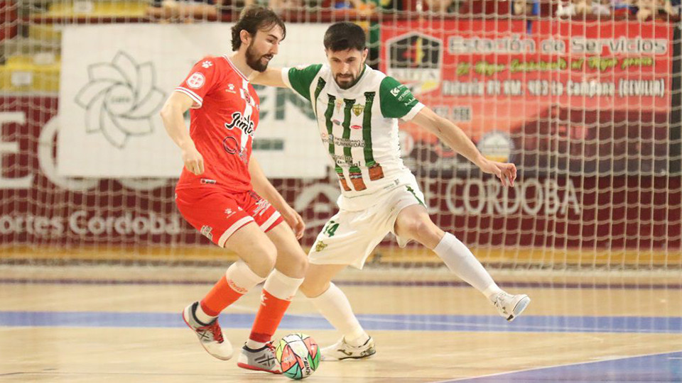 Javi Mínguez, del Jimbee Cartagena, conduce el balón ante Mykytiuk, del Córdoba Patrimonio