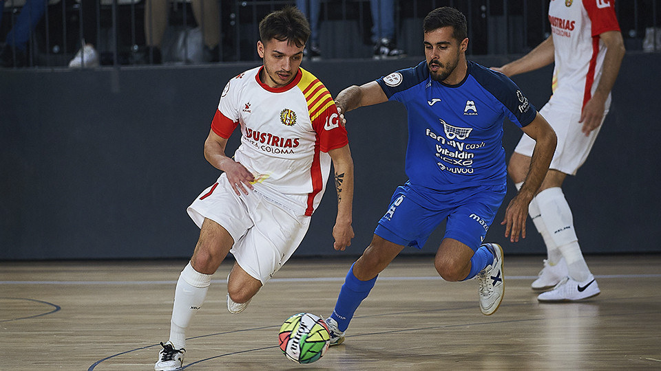 David Peña, de Industrias Santa Coloma, conduce el balón ante Hugo Alonso, del Alzira FS