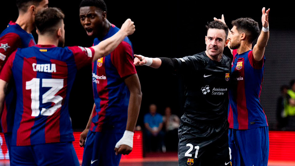 Didac Plana celebra un gol con Adolfo y Catela