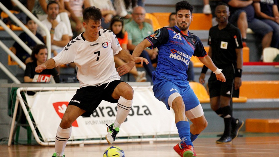 Dani Gómez, jugador de Rivas Futsal, pugna por el balón con Carlos García, del Azulejos Mocayo Colo Colo. Foto: Rubén Losada 
 FotografiArte.