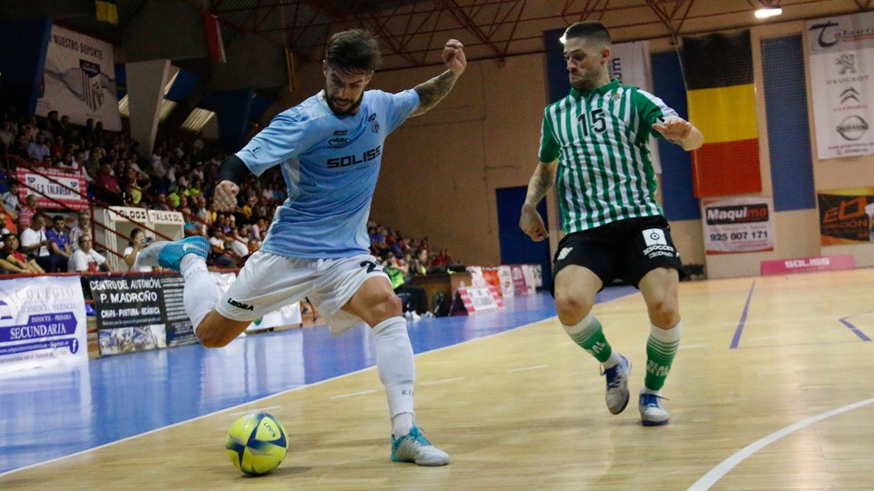 Nacho Pedraza del Soliss FS Talavera y Rubén Cornejo del Real Betis Futsal