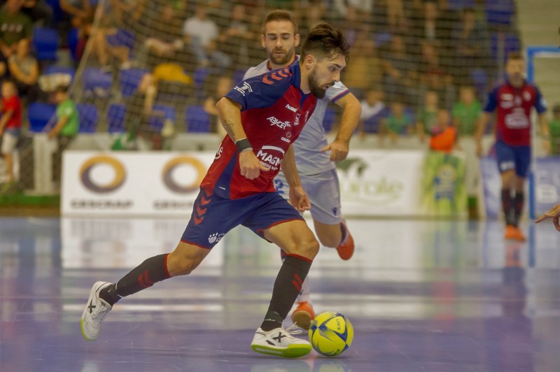 Éric Martel, jugador del C.A. Osasuna Magna, conduce el balón durante un encuentro