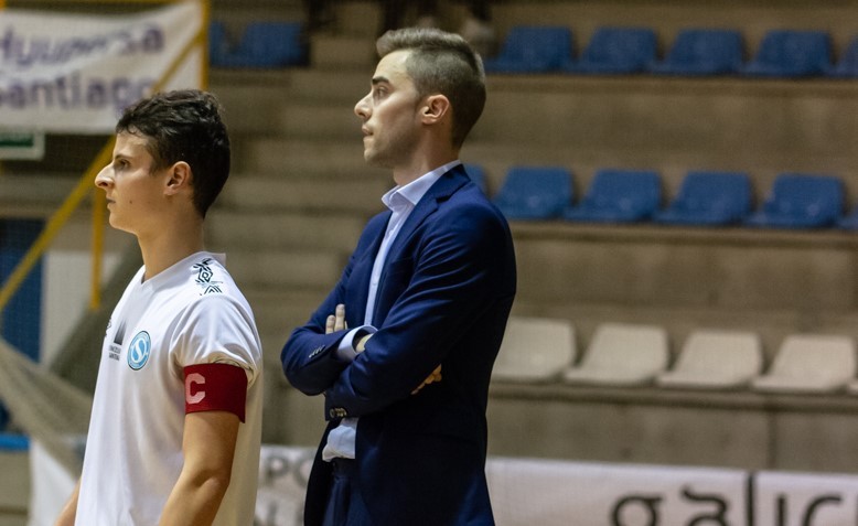 David Rial, entrenador de Santiago Futsal, durante un encuentro