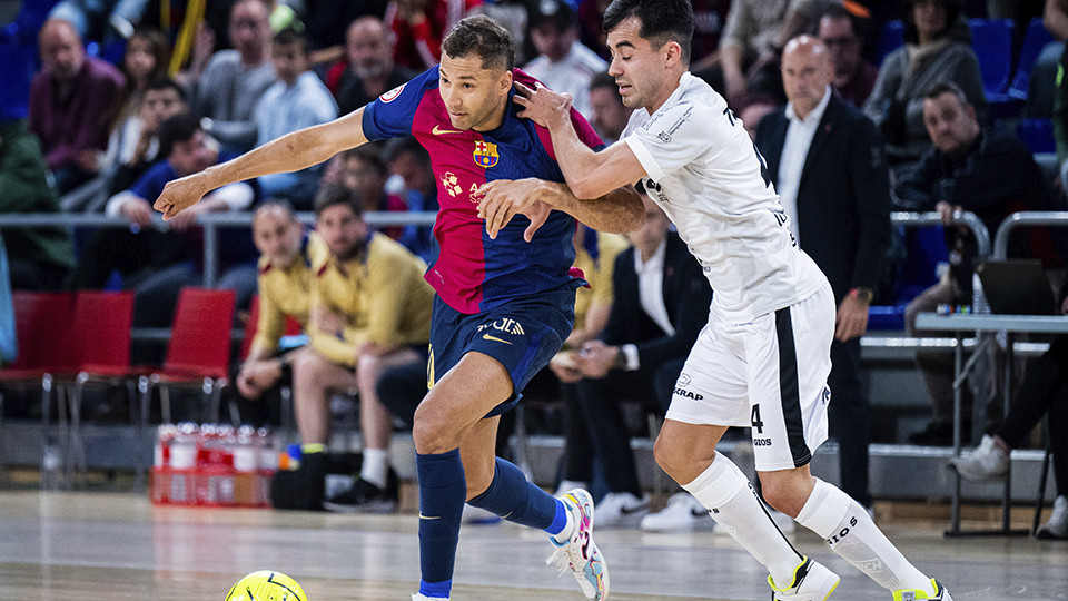 Pito, del Barça, pugna por el balón con Tony, del Osasuna Magna Xota