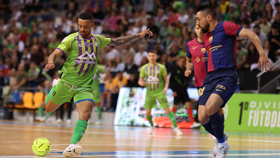 Neguinho, del Islas Baleares Palma Futsal, golpea el balón ante Eric Martel, del Barça
