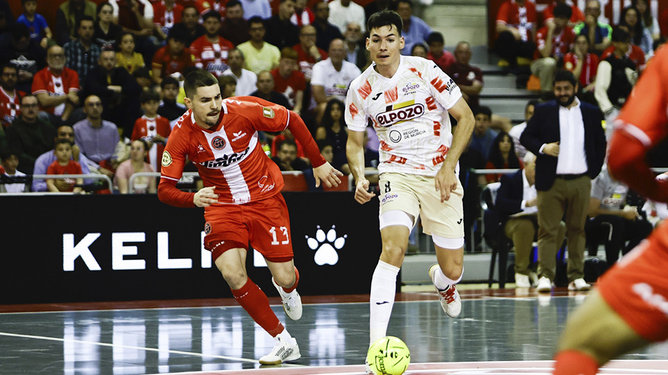 Ricardo, de ElPozo Murcia Costa Cálida, conduce el balón ante Mellado, de Jimbee Cartagena Costa Cálida (Fotografía: Pascu Méndez)